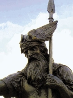Wotan-Denkmal vor dem Rathaus in Thale